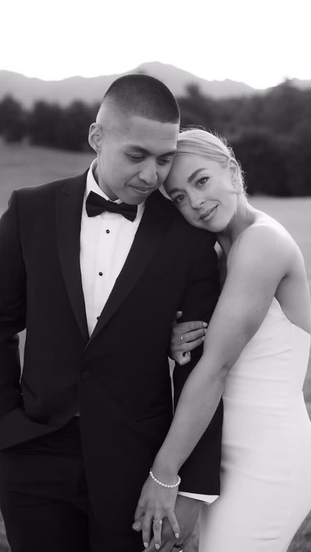 When love is in monochrome, every glance feels more vivid…
📸 @katerobergephotography