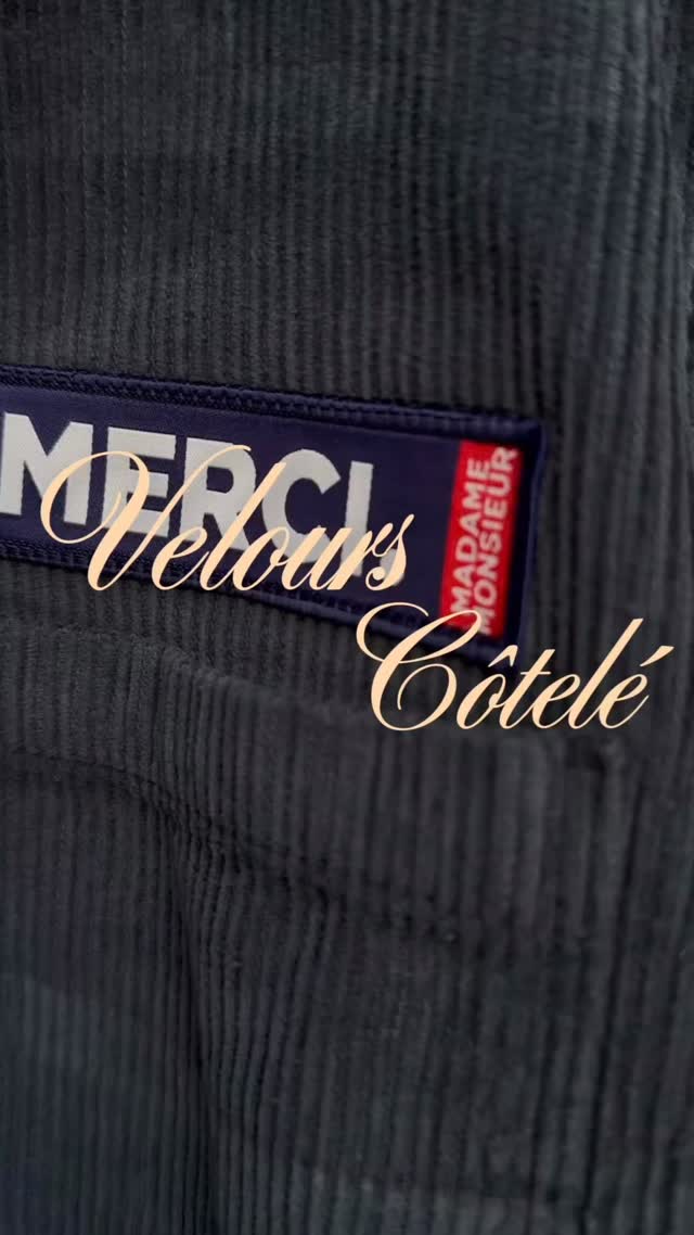 Douceur, texture et caractère 🌿
Notre veste en velours côtelé 100 % coton bio réinvente le classique avec une touche naturelle et responsable.
Coupe droite, détails soignés, boutons recyclés, une pièce à porter longtemps, en toute saison.
Disponible en beige, bleu, kaki et noir.
#MerciMadameMonsieur #VeloursCôtelé #CotonBio #ModeResponsable #SlowFashion