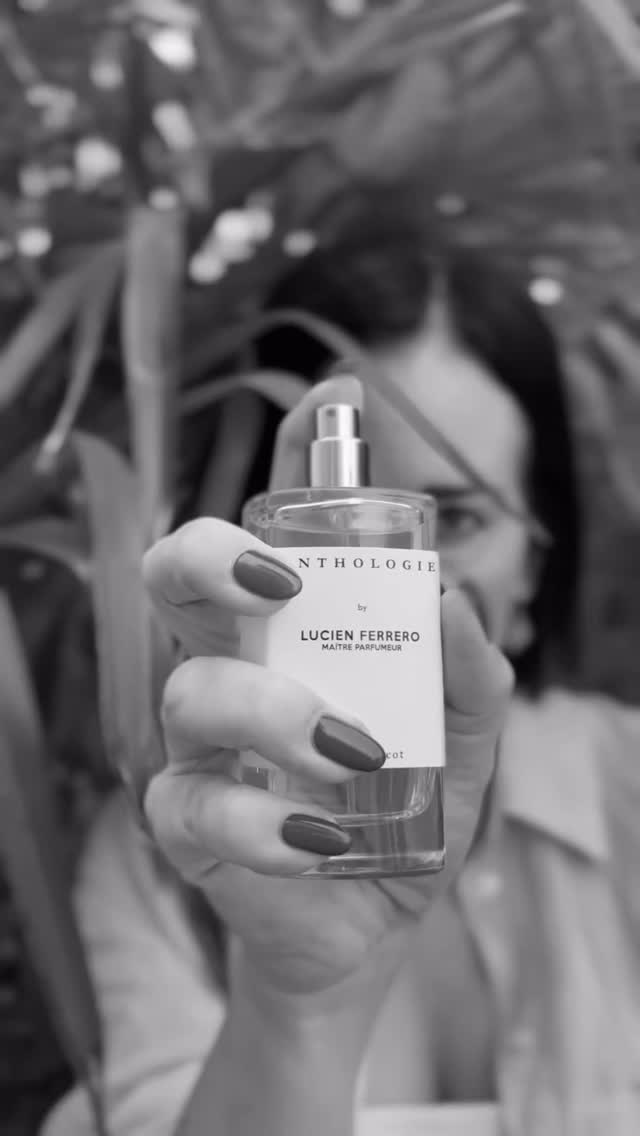 Sai qual è il profumo perfetto quando non vuoi esagerare, ma vuoi lasciare il segno?
Rose Apricot è così: una rosa cipriata e delicata, con un tocco morbido di albicocca che sa di pelle pulita e carezze leggere.
È intimo, luminoso, femminile.
Non grida mai — accompagna.
Resta addosso come un gesto gentile, come qualcosa che somiglia a te.
E la cosa migliore?
Lo metti per te. Ma lo notano tutti. Buon weekend amici!
@anthologieparfums
@perfumology.it
#giftedbyanthologie