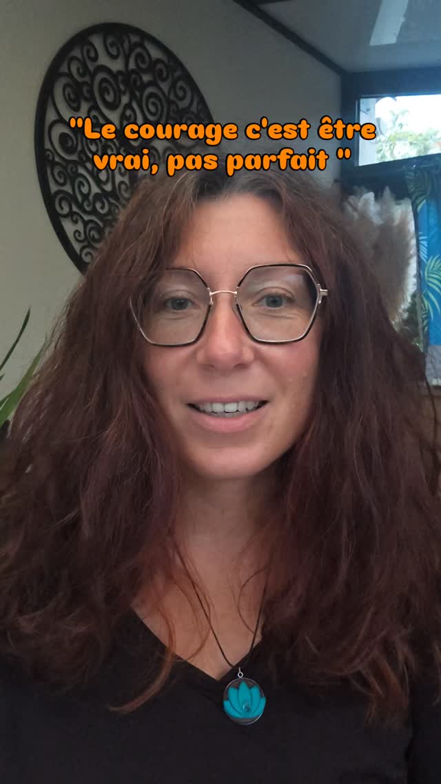 🎤 Juste avant de démarrer ma conférence samedi dernier, au Salon du Bien-Être de Longeville, j’ai eu… le trac.
Un vrai moment de vulnérabilité.
Ces petites voix qui chuchotent « tu n’es pas légitime », « tu vas oublier ce que tu voulais dire », « ils vont te juger »…
Et pourtant, j’y suis allée.
Pas en forçant.
En respirant. 🌬️
En me recentrant.
En proposant à la salle qu’on s’ancre tous ensemble.
Parce que c’est ça aussi, oser : s’autoriser à être humain, à être vivant, à ressentir.
Et le reste s’est fait tout seul.
Je n’ai pas tout dit.
Mais j’ai dit ce qui était juste.
C’était vrai. C’était sincère. C’était moi.
Et c’est ce qui a rendu ce moment si beau 💛
Parce qu’oser, ce n’est pas tout maîtriser.
C’est s’abandonner à la vie, même quand on tremble.
C’est dire OUI à ce qui veut naître à travers nous.
🌟 Je rejouerai cette conférence « Ose ta Vie » au Salon du Bien-Être Oasis Zen à La Génétouze (85)
📅 Les 15 & 16 novembre (horaire à venir)
Et peut-être bientôt… en live en visio, pour celles et ceux qui ne sont pas en Vendée 💻
👉 Si ça t’intéresse, commente OSE ou envoie-moi un message privé, et je t’enverrai les infos dès que c’est prêt.
Je suis Julie, Magic’Kiffeuse 🌸
Facilitatrice de Joie Incarnée, j’accompagne les femmes à retrouver leur vibration originelle et à oser vivre ce qui les met profondément en joie.
🧵 Fils conducteurs : authenticité • ancrage • vulnérabilité • joie incarnée
#magickiffeuse #osetavie #conferencebienetre #joieincarnee #oser #oseretre #oseretsemontrer #oseretesoi #oserlaJoie #vendée #salondubienetre #developpementpersonnel #authenticité #pleinepresence #oserlamagie #vibrationoriginelle #facilitatricedejoie #femmesenquêtesdesoi