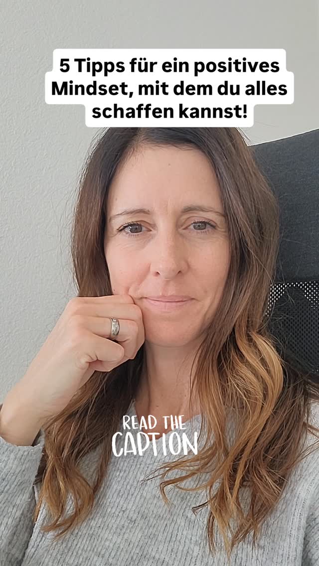 So viele Menschen haben ein unglaubliches Knowhow, aber durch fehlendes Selbstvertrauen können sie es nicht erfolgreich einsetzen.
Dies trifft insbesondere auf hochsensible Menschen zu. Das finde ich sehr traurig. Aber es gibt auch etwas Positives dabei. Das Mindset ist trainierbar! Es braucht einfach etwas Zeit und Übung.
Auch ich habe lange gedacht, zu wenig gut zu sein für was-auch-immer. DAS IST BULLSH*T! Ich hätte mir noch vor 5 Jahren nicht vorstellen können, dass ich mich selbständig machen und sogar an einer Fachtagung einen Workshop anbieten und vor insgesamt 60 Menschen referieren werde. Dies ist letzten Mittwoch aber Realität geworden. Und auch du kannst viel mehr, als du denkst!
Diese 5 Tipps können dir dabei helfen:
1. GLAUBE! Du brauchst jemanden, der an dich glaubt. Am besten beginnst du mit dir selbst. Sage dir so oft wie möglich, dass du die Kraft und die Fähigkeiten dazu hast.
2. ZIEL! Was ist dein Traum, deine Leidenschaft?Was möchtest du erreichen? Werde dir klar, was dein Ziel ist. Träume gross!
3. VISUALISIERUNG! Visualisiere dein Ziel mit Visionboards, Bildern oder Sätzen die du aufhängst. Stelle dir oft, regelmässig und in allen Einzelheiten und mit allen positiven Emotionen vor, wie du dein Ziel erreichst.
4. ZWEIFEL SIND NORMAL! Schiebe sie nicht weg, sondern akzeptiere sie als einen Teil deines Weges.
5. MOTIVATION! Kurz vor deinem entscheidenden Moment kannst du dich mit allem motivieren, was dir hilft: Deine Lieblings-Power-
Songs, Düfte, die Superman-/ Superwoman-Pose, Affirmationen, usw.
Ausprobieren und abspeichern nicht vergessen!
Gib nicht auf! Du wirst sehen, dass es funktioniert.
Brauchst du jemanden, der dich begleitet und an dich glaubt? Ich bin gerne für dich da. Buche gleich jetzt ein kostenloses Beratungsgespräch (Link in Bio☝🏻).
Herzlich, Jacky 🦋
#hochsensibilität #hochsensibel #hochsensible #sensibel #hspcoach #hochsensitiv #hspcoaching #hochsensibelglücklich #feingesinnt #coaching #beratung #seelenweg #leichtigkeit #innereruhe #lebensfreude #energie #balance #erfolg #selbstbestimmung #selbstliebestärken #selbstreflexion #mentalegesundheit #mindset