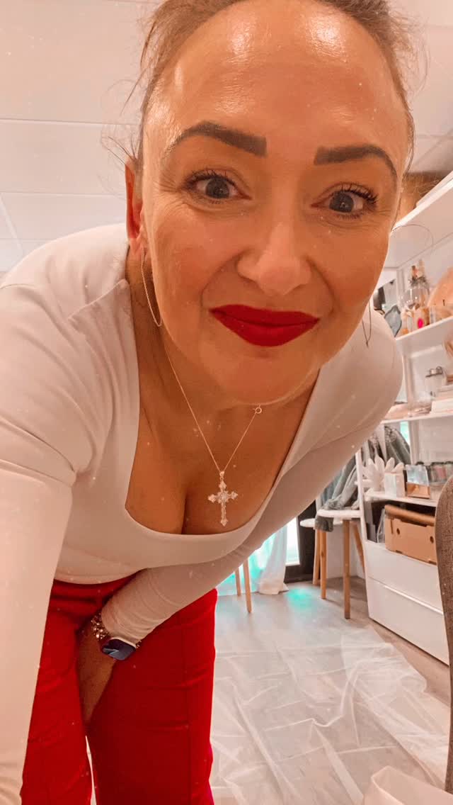 The lengths I go to get the perfect shot 👌🏼😮💨💖
•••
#iklektikink #iklektikinkdesignstudio #christeningpackage #christening #veilembroidery #wedding #bridalembroidery #weddingday #veil #christeningday⛪️ #christeningcandle #behindthescene