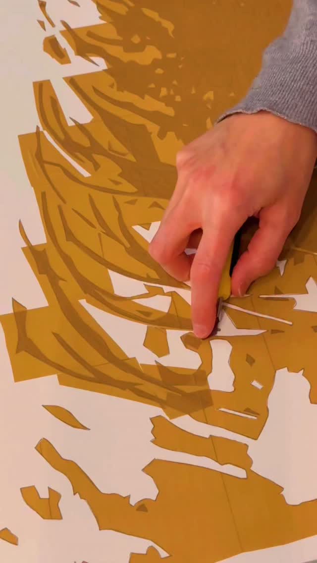 Un petit rehaussement de cils, ça vous tente ?
Après les cheveux et les poils de barbe, les cils !
Apogée de la minutie pour un regard plus envoûtant que jamais (on dirait un slogan pour l’Oréal 😂)
.
#art #artcontemporain #contemporaryart #tapeart #tape #artist #artisteplasticien #tapeartist #collage #scotch #3M #adhesif#adhesivetape #packingtape #packingtapeart #paulinefillioux #fillioux #rubanadhesif #emballage #havane #sepia #oeil #eye #cils