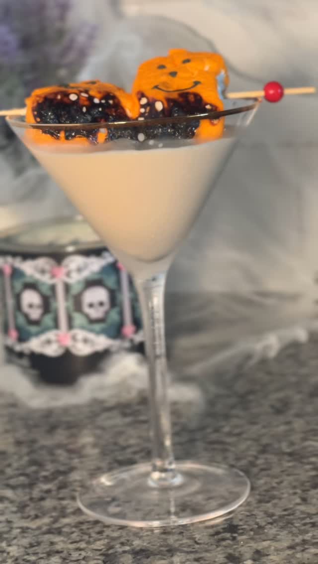 Ingredients:
1.5 oz Chocolate Crown
.5 oz Banana Liqueur
.5 oz Brown Sugar Syrup (or simple)
1 oz Heavy Whipping Cream
.5 oz Cream of Coconut
Dash Lavender Bitters
Garnish: toasted marshmallow
Instructions:
Shake for about 20 seconds (you want it thick and cold)
Strain into your chilled glass
Garnish with a toasted marshmallow
#wellpoured #reel #fyp #fallcocktails
