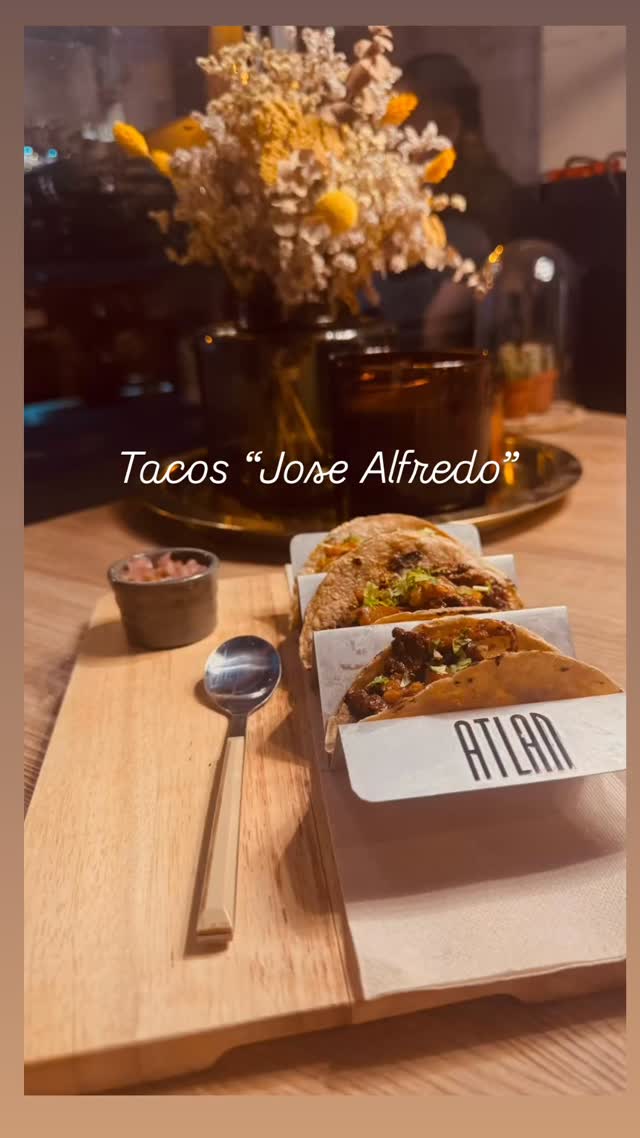 Tacos Jose Alfredo, el nostre homenatge als tacos al pastor …. Porc rostit macerat en xiles, axiote i pinya , acompanyat amb ceba encurtida !!!!
Només per cap de setmana de “Dia de Muertos”
#greekandmexicanfood #atlansabadell #cocinacreativa #cuinaambarrels #foodinnovation #gastronomia.