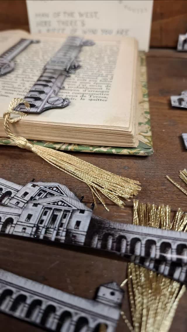 Una nuova collaborazione, quella con Hanami (bravissima!), ha dato vita a questi splendidi segnalibri di Ville Palladiane - @villadimaser e @villaemo, un esclusiva per Palladian Routes. Insieme a molti altri oggetti unici dal mondo delle Ville Palladiane, qui da noi a Palazzo Valmarana Braga, ovviamente a Vicenza.
A new collaboration with Hanami (so good!) has brought to life these gorgeous Palladian Villas bookmarks - @villadimaser and @villaemo, exclusive to Palladian Routes. Along with many other unique items from the world of Palladian Villas, here at Palazzo Valmarana Braga, in Vicenza, of course.
#palladianroutes #villepalladiane #palladianvillas #vicenza #palladio #andreapalladio #palladianstyle #palazzovalmaranabraga
A new