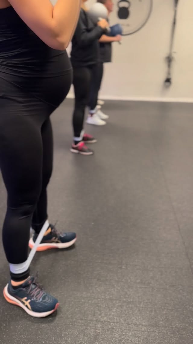 SNART ÖPPNAR BOKNINGEN 💥
På måndag kl. 9.00 öppnar vi bokningen till årets SISTA Bootcamp i @studioq.sthlm
Vi finns med och stöttar dig i träningen från GRAVIDSTARK, Stark Mamma nivå 1-4 till Stark Kvinna/FYS 💪🏽
Vi ses 2 gånger i veckan under 4 veckor och om du missar pass har du möjlighet att ta igen dom. Träning hos oss ska vara enkel, därför har vi en egen chattgrupp där du kan dela med dig av träningsvärken, boka extrapass eller kolla om någon vill fika efter passet.
Bli en del av ett community där det handlar om mer än bara träning 💙
Läs mer om våra grupper på hemsidan (länk i bio) eller skicka ett DM. Vi ses i studion 🫶🏽
🎥 Gravidstark, tisdagar & torsdagar 17.15