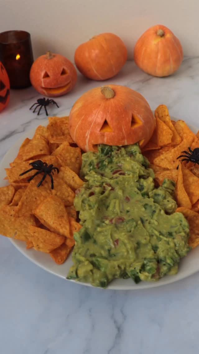🎃 Receita especial de Halloween - versão rápida
Ingredientes:
🥑 2 avocados (ou 1 abacate)
🍅 ½ tomate
🧅 ½ cebola
🫑 ½ pimentão verde — todos cortados em cubinhos
🌿 Salsinha ou coentro a gosto
🧂 Sal e pimenta a gosto
🍋 Suco de 1 limão
🌮 Tortilhas para servir
Essa receita é perfeita para uma festa, pra servir como snack no Halloween ou pra acompanhar um filminho em casa 👻✨