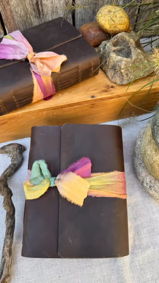 WOODLAND MUSE STORYTELLER chosen by someone embarking on a week meditation and writing retreat in northern New England, now at the peak of its autumnal beauty. What a perfect journal companion! 🍂🍁
#WoodlandMuse #LeatherBoundJournal #IndianCottonRagPaper #JournalCompanion #VineyardArtisans #FindYourStoryAtHypatia