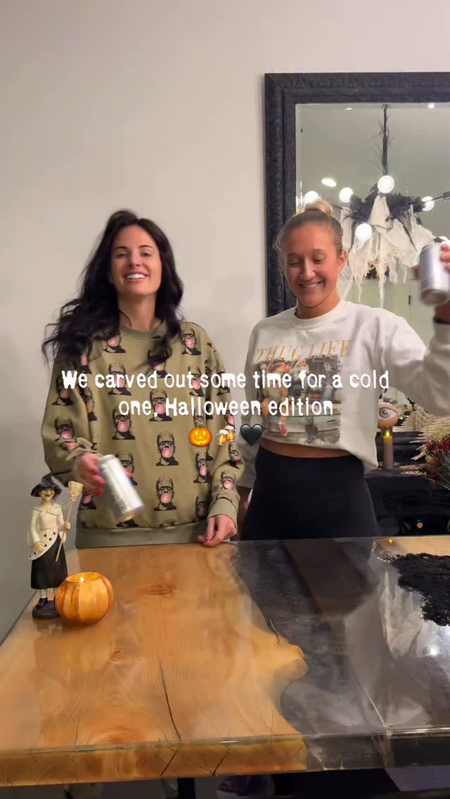 a pumpkin light we call her 🤘🏼
It really didn’t taste that bad and was quite refreshing! And like we’ve said before, if it’s cold we will pour it for any occasion.
Happy Halloween y’all 🧡
#pumpkinlight #halloweendrinks #pumpkindrinks #festive #bozemanbartenders #bozemanmobilebar #bozemanbar #bozemanmontana