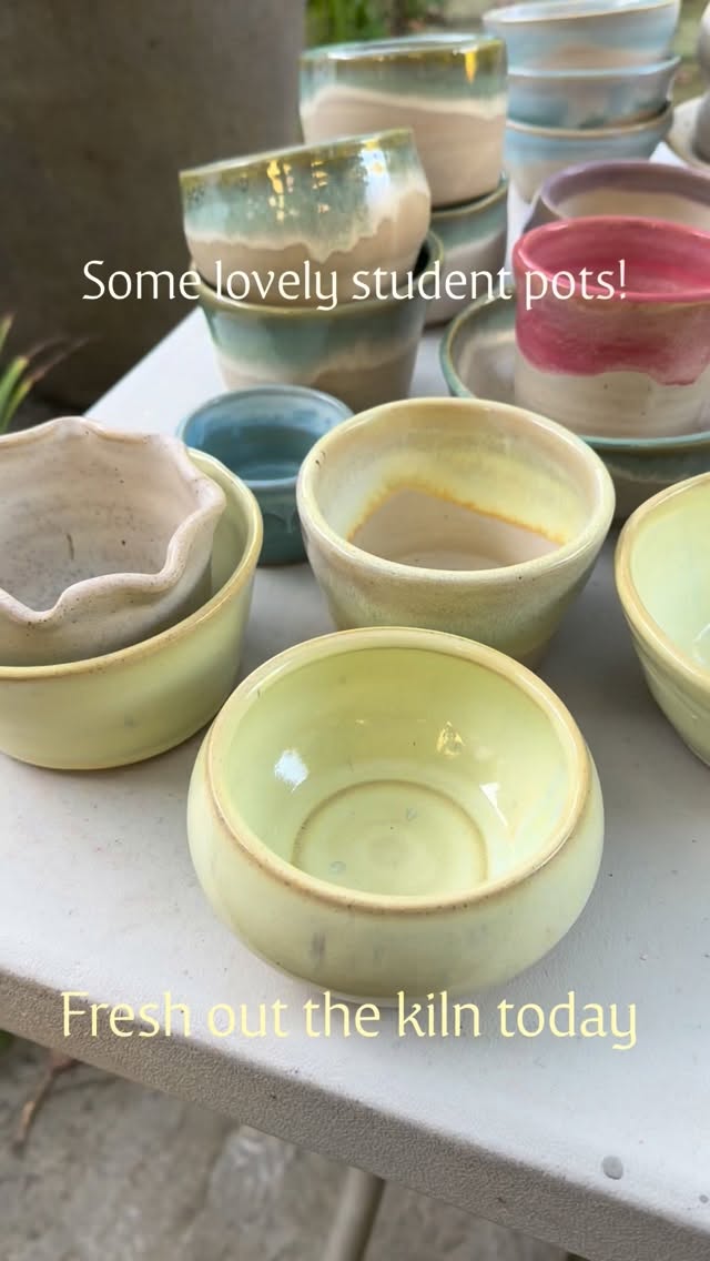 In today’s kiln opening there was some super pieces by students, some whopping giant mugs which turns out are very popular. Who knew there was a market for drinking 3 cups of tea at a time! Personalised pet bowls are always popular. Currently I only do dog bowls but I think I’ll introduce cat bowls too. Also introducing the slow feeder dog bowl which is a hoot to make
#petbowls #personalisedpetbowls #ceramicpetbowls #pottersofinstagram #handmadepottery #surreysmallbusiness #womeninbusiness #largemug #giantmug #potteryclassessurrey