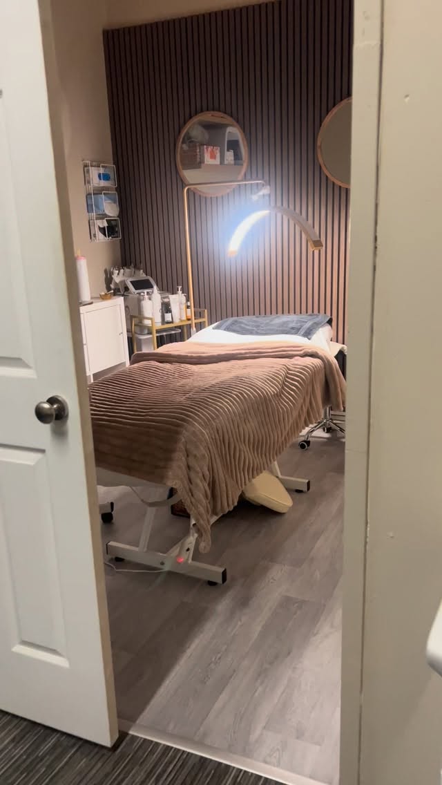 Because staff need pampering too 👀 #Dermaplaning #DermaplaningFacial #BeautyLabNorthEast #SkinCareRoutine #TreatYourSkin #GlowTime #LunchBreakTreat #SelfCareMatters #PamperSession #FreshFaceFriday #StaffNeedPamperingToo #JoanneAtTheBeautyLab