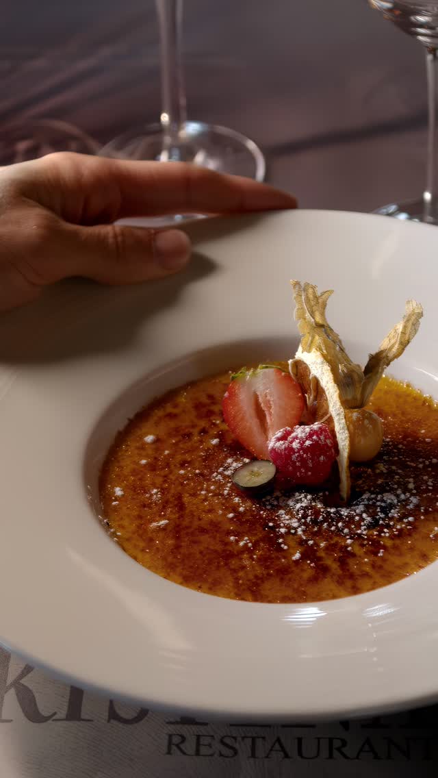 La crème de la crème 🍮 Avez-vous déjà essayé notre crème brûlée maison ?