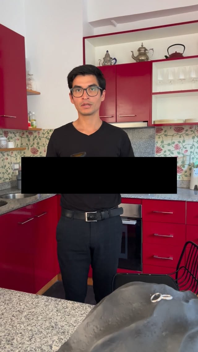 Fotografías de anillos de los novios 💍 con un lente 60mm macro nikon D montado en la nikon Z @nikonchile
Con el macetero del living,el perfume del baño y 3 flashes armamos esta composición.
A @moniipao le encanta el color rojo ( de hecho si vestido de matrimonio civil fue rojo intenso!! )
Por eso debíamos incluir este color.
Por otro lado la energía que entregaban ambos solo me hacía pensar en el amarillo y que además complementaban.
Los geles de colores utilizados son de @magnetmod
El flash principal también debía tener una grilla para que la luz principal se concentrara en los anillos.
Los flashes usados son @godox_global
Ad200 pro
V860II x2
#fotografos #fotografodematrimonio #matrimonios #fotografiaartística #fotografiamacro #macrophotography #matrimonioschile #weddingphotography #cristobalmerinophotography