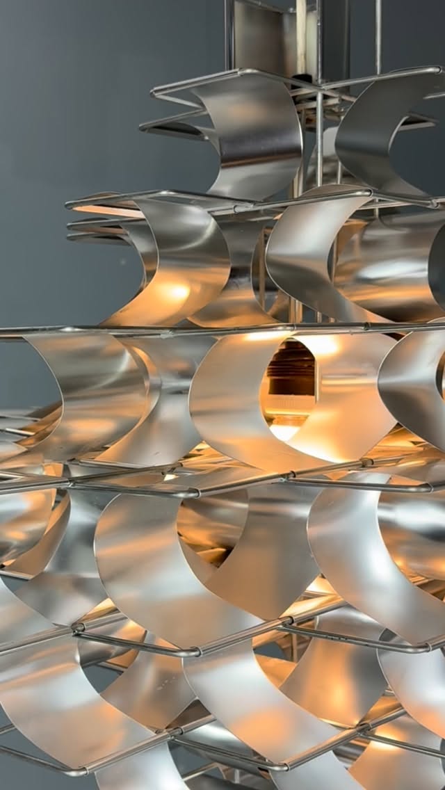 Weekly Collector’s Pick | Max Sauze – Cassiopeia Pendant Lamp (1970s)
A true mid-century modern statement piece from France. Designed by Max Sauze and known for its sculptural form and beautiful light play.
Galvanised metal frame & curved anodised aluminium slats. A rare collector’s piece from the late 60s–70s.
Are you interested? Send a DM for more info
#MaxSauze #CassiopeiaLamp #MidCenturyModern #VintageLighting #DesignIcon #FrenchDesign #InteriorDesign #70sdesign