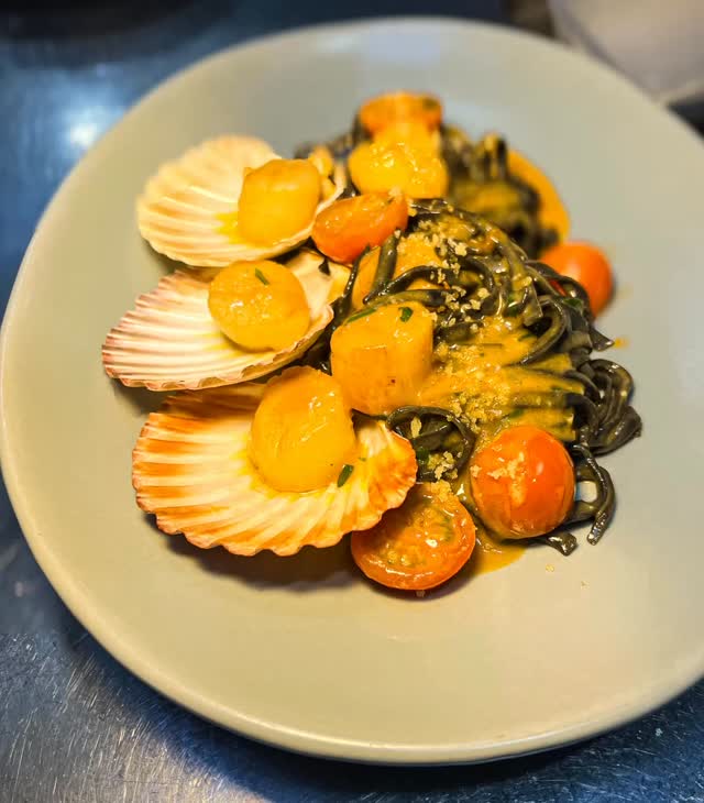 ✨ Fresh, rich, and irresistibly coastal ✨
Handmade squid ink tagliolini tossed in a rich prawn bisque sauce, topped with seared scallops and cherry tomatoes — a beautiful balance of ocean sweetness and depth. 🍝🦐
#BellezzaRestaurant #MelbourneFoodie #SeafoodLovers #SquidInkPasta #Scallops #PrawnBisque #ItalianCuisine #FoodPhotography #MalvernEats #MalvernRestaurant