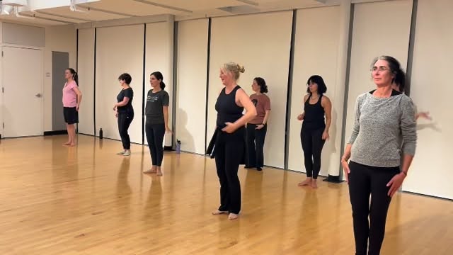 Come on out and let loose in my newest #beginner friendly Contemporary Fusion #dance class at The Umbrella Arts Center in Concord, Wednesdays, 6:30 PM-8 PM. Follow 🔗 at bottom. I can’t wait to dance with you soon!
💃❤️beBE
Music: “Vois sur ton chemin (Techno Mix)” by BENNETT
#danceteacher #balletdance #livingconcord #beginnerdance #contemporarydance #dancer #dance #choreographer #athlete #artist #livingconcord #choreographer #rawartists #jazzdance #adultdance #contemporaryfusiondance #adultdanceclasses #community #dancechallenge #choreography https://theumbrellaarts.org/class/fall-adults-contemporary-fusion
