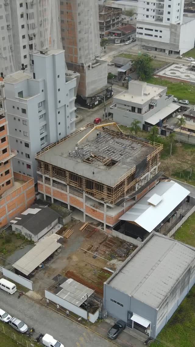 O Andover segue em pleno avanço — e com a concretagem do 1º pavimento tipo, o projeto começa a ganhar nova dimensão.
Cada etapa concluída revela o cuidado, a técnica e a solidez que definem o padrão Top4/Fascon.
Dê o play e veja de perto mais um avanço na construção que está ganhando forma dia após dia.