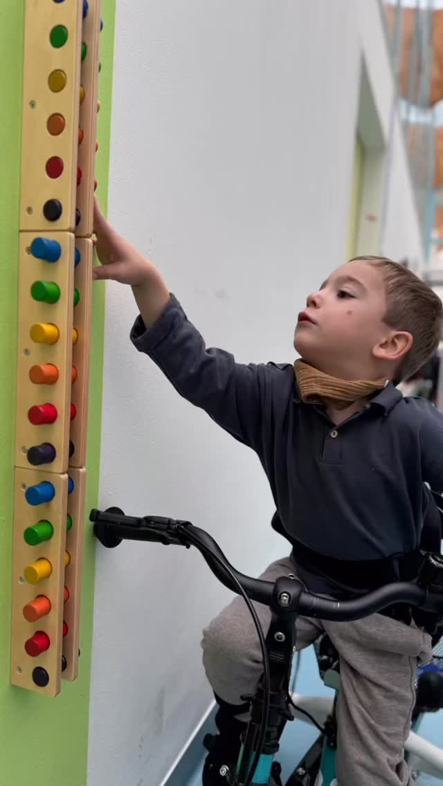 Unser Wochenrückblick…
Jetzt sind fast drei Wochen in der Klinik und auch diese Woche haben wir wieder so viel erlebt!
An Halloween durften wir als die Horror Twins mit unseren Fahrrädern durchs Krankenhaus düsen und mit anderen Kindern Kürbisse schnitzen.
In unseren Therapien haben wir uns diese Woche vor allem mit unserem Sprachcomputer beschäftigt. Dieser soll uns in der Kommunikation helfen euch besser mitzuteilen was wir brauchen, wie es uns geht und was wir gern sagen würden…
Am Wochenende haben Besuch von Papa, Loki, Opa und Mamas Freundin Biggi bekommen, das ist immer so schön 😍😍
Wir hoffen, es geht euch allen gut
Luca & Neo
#starkwiezwei #leucodystrophie #kindermitbesonderenbedürfnissen