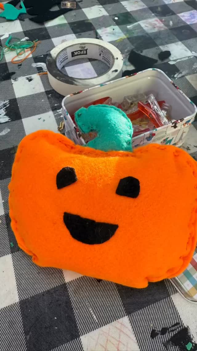I can never get over just how creative these kids are!! All I did was cut the pumpkin shape out of felt. They took it to a level I didn't see coming They sewed these cute stuffies, painted spiderwebs, and built with Brain Flakes in the park. #alamedaarts #alamedaartsfun #alamedacalifornia #kidsart #artforkids #afterschoolprograms #halloweenishere