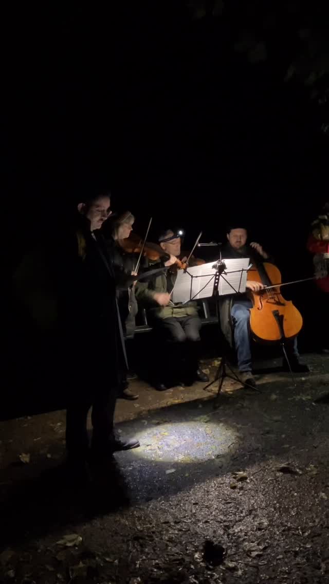 It’s that time again — back at Tower Hamlets Cemetery Park for Halloween with Sheldon Goodman @thecemeteryclub. Another fascinating evening, this year ending with a performance of “The Poetical Fellow” by Alec Hurley beside his grave. I like to think he’d have enjoyed it!
#TowerHamletsCemeteryPark
#TheCemeteryClub
#AlecHurley
#Musichall
#MusicAndHistory
#EastLondonHistory
#LondonCulture
#Historiclondon