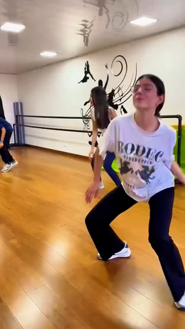 ¡Es hora de darle a tu playlist el flow que se merece! ⚡️
🎼 En nuestra academia, no solo aprendes pasos; encuentras tu estilo y la técnica que necesitas. El ambiente es agradable y el aprendizaje es real.
No importa si empiezas de cero o ya tienes experiencia. ¡Solo necesitamos tu energía!💃
📱 Contáctanos y reserva el cupo de tu hijo 3118617584 y visita nuestra página web haciendo clic en el enlace de la bio.