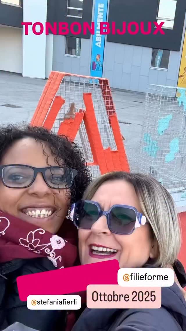 Un immenso GRAZIE a tutte voi! 💖
Siamo tornate a casa da Abilmente Vicenza con il cuore pieno di gioia e un entusiasmo incontenibile! 🥰 io non posso credere che siamo passate già die settimane! Il mio cuore è ancora in fiera!! ♥️
Voglio ringraziare di cuore ognuna di voi che è venuta a trovarci al nostro stand! Siete state tantissime e la vostra passione e gioia è la nostra energia! Sono felicissima che i nuovi progetti vi siano piaciuti così tanto e non vedo l'ora di vedere le vostre creazioni! ✨
Un ringraziamento speciale va a @stefaniafierli , fondamentale compagna di avventura! Grazie per essermi stata accanto, per il tuo aiuto prezioso e per aver condiviso con me questa fantastica esperienza. ☺️
Un grazie va dritto al cuore di @filieforme 🙏 Grazie per il supporto incredibile che ci avete dato in fiera e per la qualità straordinaria dei vostri filati ✨✨rendete possibile la realizzazione dei nostri amati gioielli tessili🥰🥰
Sappiamo che in tanti provano ad imitarvi, ma la verità è una sola: nessuno può eguagliare la qualità, la competenza e la creatività che Fili & Forme mette nel creare i suoi prodotti. Siete inimitabili! 👑
Grazie ancora a tutte! Ci vediamo alla prossima fiera o ai prossimi appuntamenti creativi! 😘
#filieforme #tonbon #tonbonbijoux #crochet #gioiellotessile #abilmente #viadelleidee #viadelleideeabilmente #viadelleideevicenza