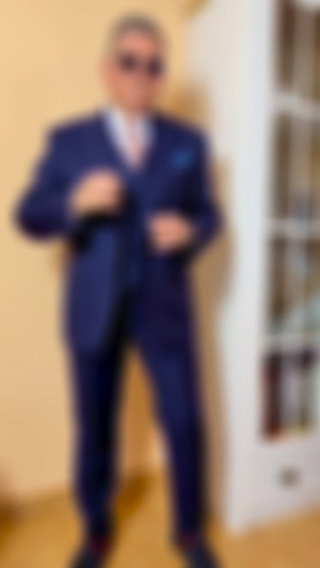 A háromrészes kék csíkos öltöny, duplasoros mellénnyel és egygombos zakóval.
Elegancia és kényelem.
Three-piece blue striped suit with double-breasted waistcoat and single-button jacket.
Elegance and comfort.
@hockerty_official
#tiborstiluslapja #stílus #stílustippek #tsl #fashionblogger #hockertymen #suitswag
#ugoditibor #stílustanácsadó #mfw #pfw