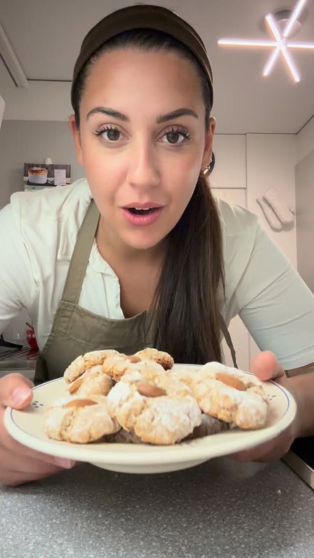Amaretti al limone e fava tonka
Ingredienti:
🍋 250 g di mandorle tritate
🍋 140 g di zucchero a velo
🍋 la scorza grattugiata di un limone
🍋 2 albumi
🍋 un pizzico di sale
🍋 un po’ di fava tonka grattugiata
🍋 zucchero a velo per rotolare le palline
🍋 mandorle intere per decorare
Preparazione:
1. Monta gli albumi a neve con un pizzico di sale finché saranno ben fermi.
2. Aggiungi delicatamente le mandorle tritate, lo zucchero a velo, la scorza di limone e la fava tonka grattugiata.
3. Mescola fino a ottenere un impasto morbido ma modellabile.
4. Forma delle piccole palline, passale nello zucchero a velo e disponile su una teglia rivestita di carta da forno.
5. Decora ciascuna con una mandorla intera.
6. Cuoci in forno statico a 170°C per 12–15 minuti, finché saranno leggermente dorate.
•
•
•
#amaretti#ricetta#dolce#italianfood#foodie#rezept#recipe#cooking#baking#italian#foodstagram#easyrecipes