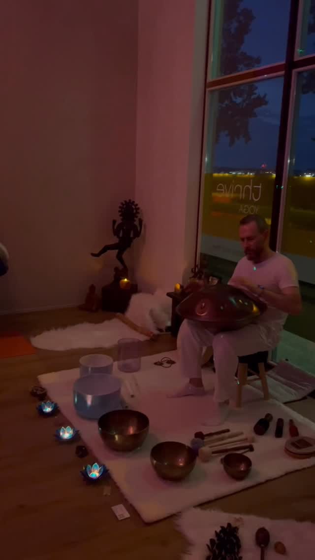 Float in to deep relaxation✨
Go beyond time, space and gravity to go deeper than you’ve ever been before
Experience a unique sound healing during the Aerial Sound bath
Details:
Saturday November 22
20:00 - 21:30 (doors open 10 min in advance)
@thrive_yoga_amsterdam - Studio Zeeburg
Limited spots available!
Prijs € 35 (€ 30 for Thrive members)
Tickets via link in bio and Thrive yoga website
#Aerial #SoundHealing #SoundJourney #Handpan #Alchemybowls