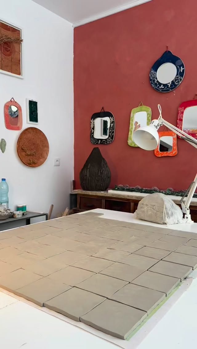 “Foi Daqui Que Vi Tudo”, 2025
85x85cm
.
“AZOREAN DREAM, Entre o gesto e a paisagem” @romanticultura @casino.azores
.
De 27 Setembro a 11 de Janeiro 2026
.
DISPONÍVEL
.
.
.
#mariacastelbrancoceramic #handamade #homedecor #inspiration #oneofakind #azoreandream #exhibition #contemporaryceramics #contemporaryart #tiles #azoreandream @anacristina.baptista.pt #flowers @vaniarebelopaim #nasceagua @quintadanasceagua #terceira