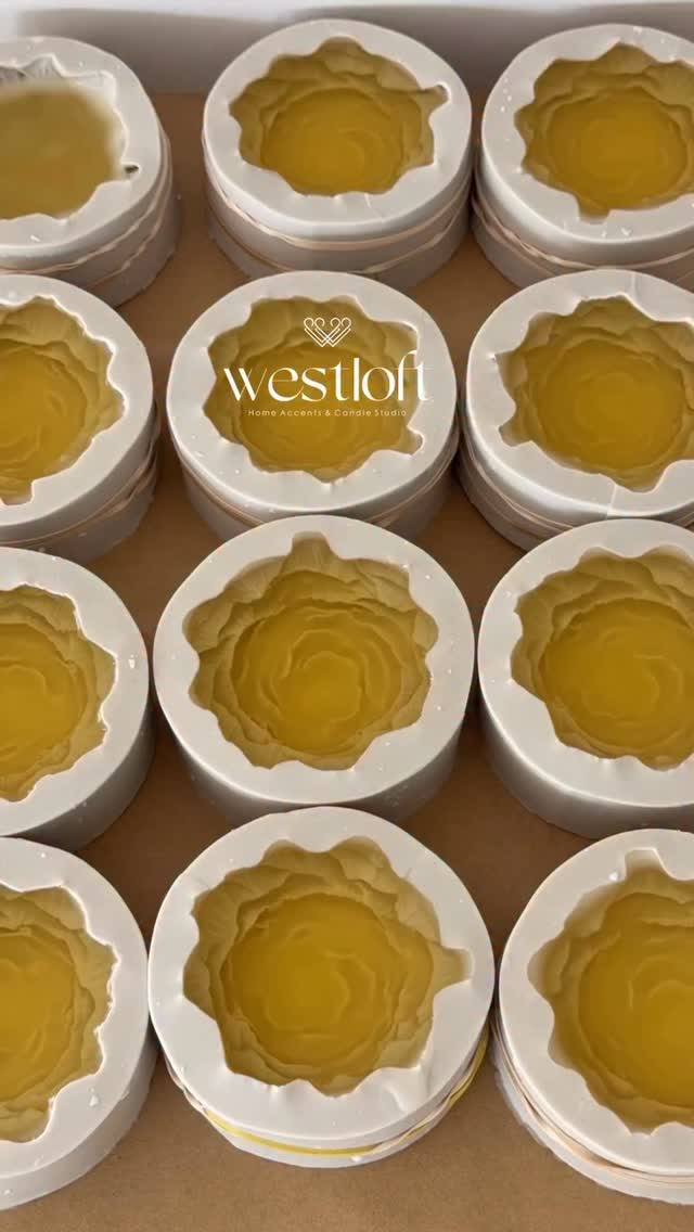 Hand-poured candles slowly taking shape,
each one made with love to become a special party favor. 🤍