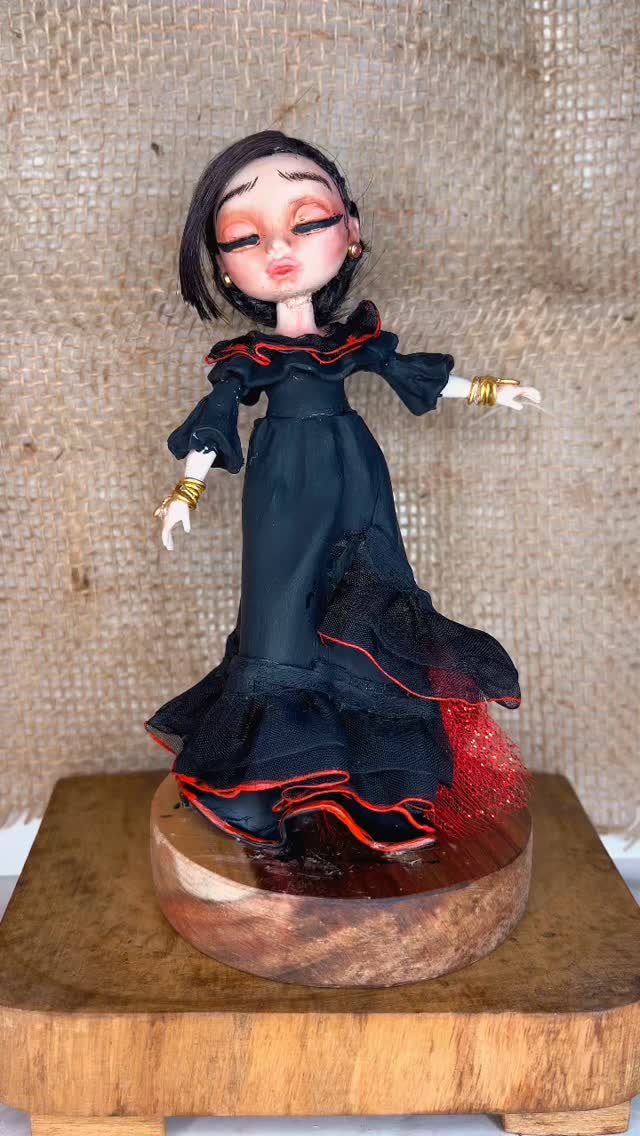 Pombagira da minha irmã @neuma_eufrazio
Maus uma pra coleção ❤️✨
Peça de 15cm feita em resina e todos adereços aplicado artesanalmente.
Gosto de misturar texturas na minha peças para trazer movimento, elegância e personalidade a cada criação!
Nessa peça, os cabelos, pulseiras e babados são feitos de fios de acrílico, fios de cobre e tecidos.
Só chamar no WhatsApp ou no direct e eu faço pra vc 😉
#bonecospersonalizados #bonecos #biscuit #colecionaveis #escultura #sculture #dolls #funko #funkopersonalizado #artesã #feitoamao #feitopormim