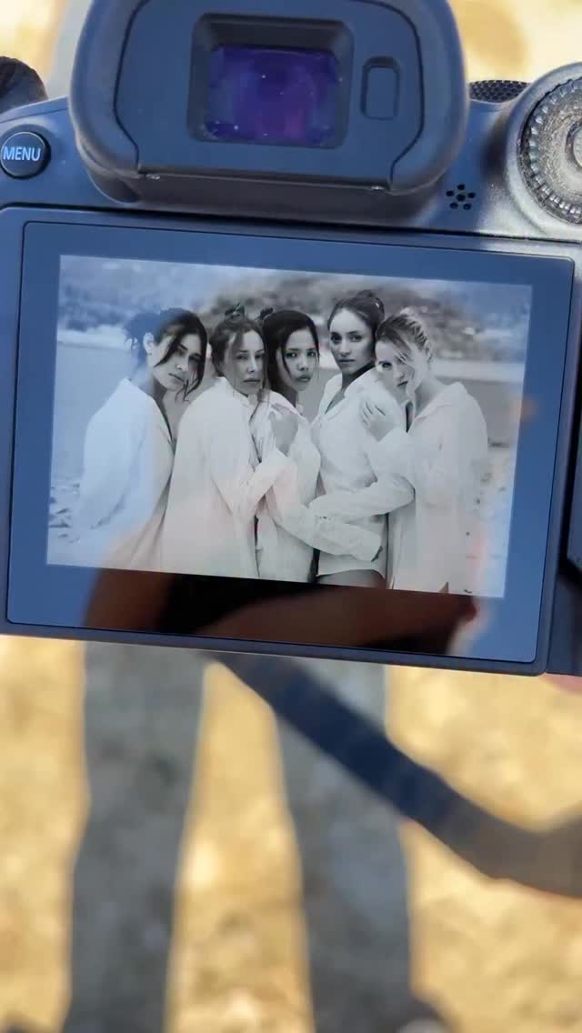 📸 Videoblog: Sesión al estilo Peter Lindbergh
En esta sesión hemos querido rendir homenaje al gran Peter Lindbergh, recreando su mítica fotografía con las seis top models más icónicas de los años 90.
Nos desplazamos hasta el embalse de Navacerrada, donde trabajamos con difusores, reflectores y fondos negros para recrear ese ambiente tan característico de su obra: natural, elegante y con una luz que es casi una escultura.
Fue una experiencia fantástica, no solo por la belleza del lugar, sino por el reto que supuso moldear la luz dura del sol y trabajar el retrato en grupo, algo que requiere mucha coordinación y sensibilidad.
Una práctica intensa y muy inspiradora que nos recordó por qué Lindbergh sigue siendo una referencia esencial en el retrato contemporáneo.
Gracias a @yanelvism @diddis.i @alejandramarquezr_ @katedan13 @lisaverr_ @sixmanagement.es
#fotografia #clasesdefotografia #tipsdefotografia #fotoscreativas #shooting