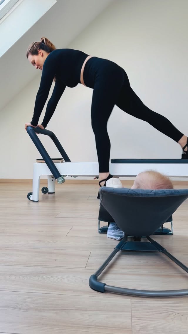Seit Tag eins der Studio-Gründung ist sie immer dabei und wird Pilates irgendwann vielleicht genau so lieben wie ihre Mama 💕
#pilates #reformerpi̇lates #reformer #modernpilates #greven