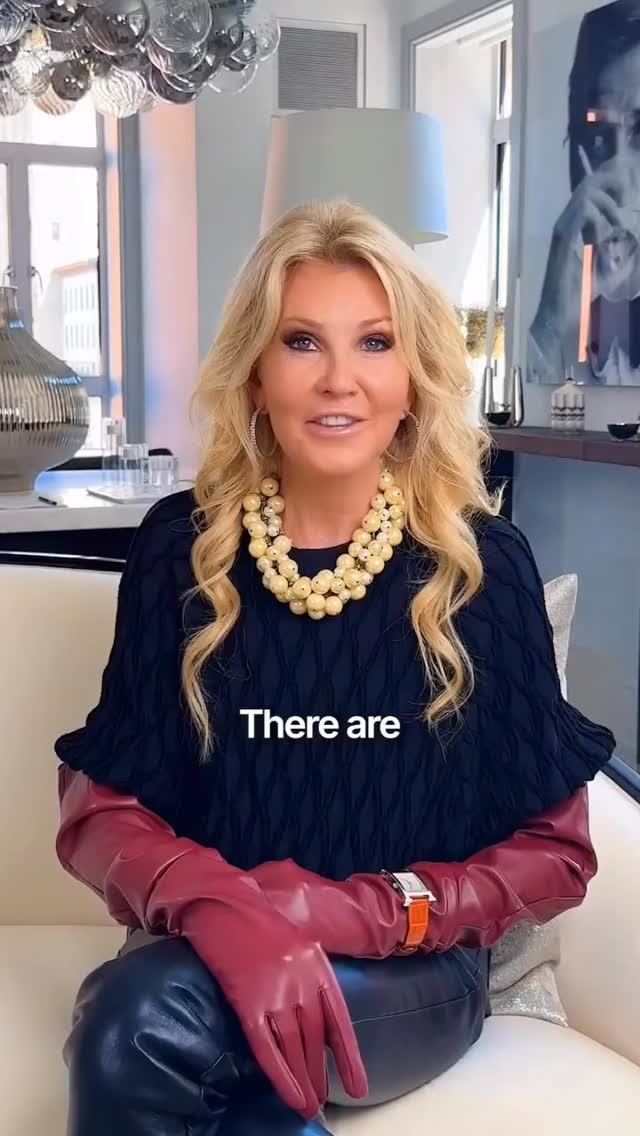 Tips by @kathyprounis for fall, fashion is embracing a bold shift towards expressive, personality-driven style. This season is all about individuality, texture, and nostalgic nods with a modern twist. Let’s talk about it!
Any trend you like best ?
#FallFashion #TrendAlert #StyleInspo