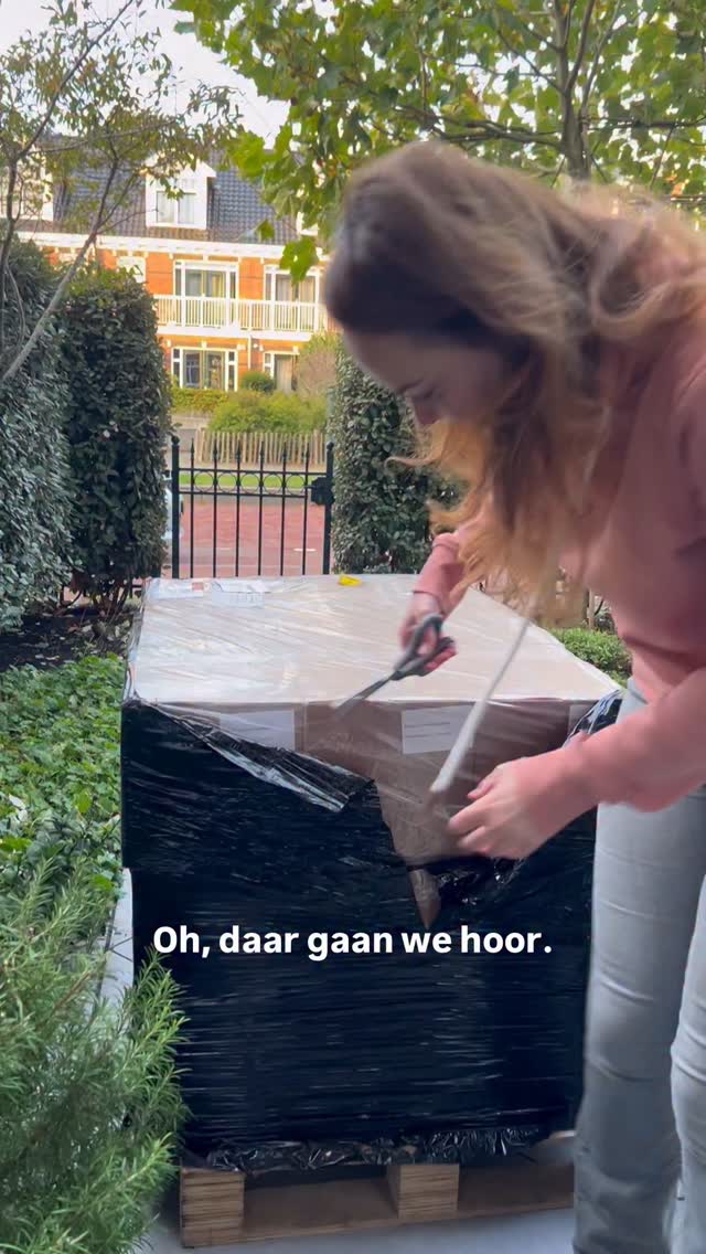 Mijn grootste unboxing ever!!! Ik voelde me net de koningin die een lintje ging doorknippen ✂️ Met trillende handjes, dat wel 😅
Twee jaar lang heb ik mijn ziel en zaligheid in dit deck gelegd. Al die tijd leefde het alleen maar in mijn hoofd. En toen stond het ineens voor mijn voordeur. Zo’n bizarre gewaarwording. Maar zó ontzettend tof ❤️
De échte unboxing komt natuurlijk nog! Maar zoals alles in mijn werk: steeds een laagje verder 😉
Hoeveel decks denk jij dat hierin zitten?
#kaartendeck #drijfveren #dieptepsychologie
