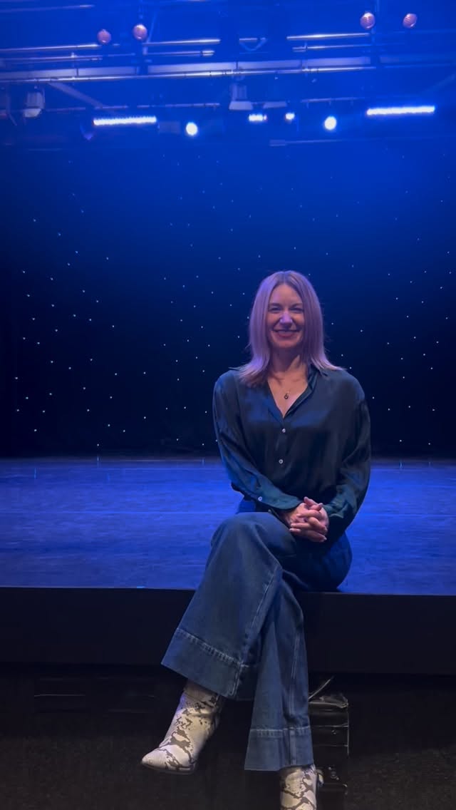 STANTONBURY THEATRE 🎤✨✨
I can’t believe it’s just over a week until I’ll be appearing at @stantonburytheatre with the oh so fabulous Alina Jazz Collective @alina_orchestra
There’s still time to get your tickets. Link in my bio.
I can’t wait to share the evening with you all and sing songs that I would affectionately describe as having a special place in my heart.
Sarah x
.
.
.
.
.
.
#sarahjonesjazz #jazzsinger #jazzvocalist #jazzqueen #singer #livemusic #jazzmusician #jazzsextet #alinajazzcollective #stantonburytheatre #miltonkeynesmusic #miltonkeynesbusiness #miltonkeynes #getyourtickets