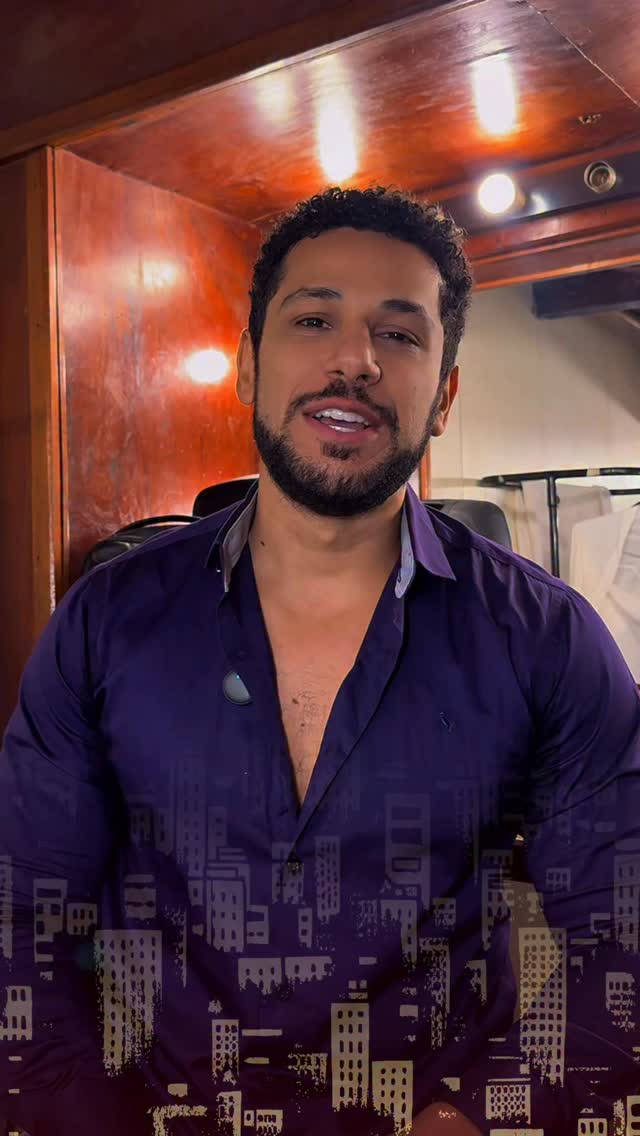 ✨ Participação Especial: Amaury Lorenzo (@amaurylorenzo)
Ontem o palco de Limítrofe recebeu esse grande artista, que trouxe ainda mais força e emoção à nossa temporada. 💛
Amaury compartilhou sua vivência, sua arte e uma energia linda com o nosso elenco e ainda deixou um convite especial: a temporada foi prorrogada até 9 de novembro! 🎭
Mais que um espetáculo, Limítrofe é um espaço de escuta, reflexão e conscientização sobre saúde mental. ✨
🎟️ Garanta já o seu ingresso e venha para o Teatro Dulcina. @amigos_do_dulcina
🎭 LIMÍTROFE — TEMPORADA PRORROGADA
🗓️ Até 9 de novembro
⏰ Qui a sáb | 19h — Dom | 18h
📍 Teatro Dulcina – RJ (ao lado do Metrô Cinelândia)
🎟️ Ingressos no Sympla (link na bio) ou no app Meu Vivo para clientes Vivo Valoriza.
💜 50% de desconto para Clientes Vivo.