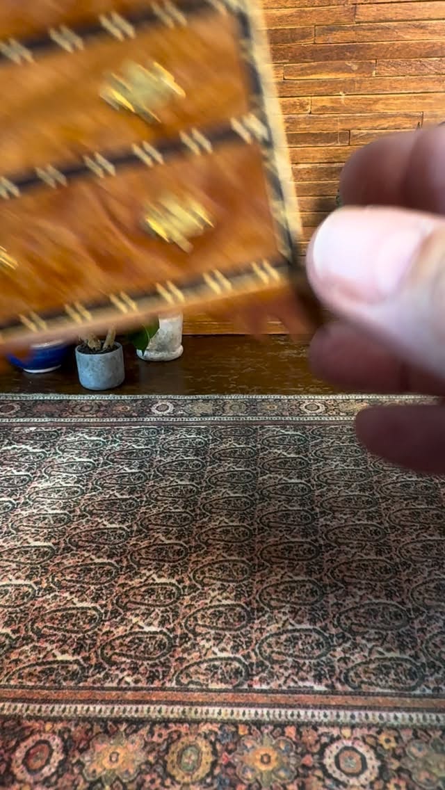 This MiniVersity session is underway and talks about about what to look for when identifying a true “fine art” miniature. Things like scale, proportions, materials and techniques. This three drawer dresser is part of my latest estate auction. There’s a link in the bio to bid now this auction ends on Sunday at 7 PM ET.#swoon #carpentry #joinery #dovetaileddrawers #perfectscale #finartminiature #miniversity