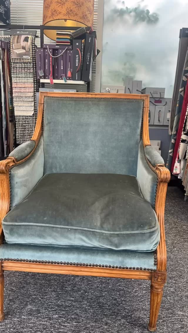 Chaque projet est unique mais celui-là a réservé une petite surprise . Je savais que potentiellement qu’il était ancien mais il est d’époque et estampillé pierre malbet maître ébéniste . C’est juste incroyable car on en voit très peu . #tapissiere #hupholstery #artisanatfrançais🇫🇷 #artisanatdart
#tapissierdécorateurvalenciennes
#valenciennes #lille #mons #Denain #cambrai #saintamandleseaux
#trithstleger
#letempsdunemetamorphose
#letempsdunemetamorphose
#déco #tendance #tapissierdameublement #stylelouisxvi #bergere #bergerelouisxvi #estampillé