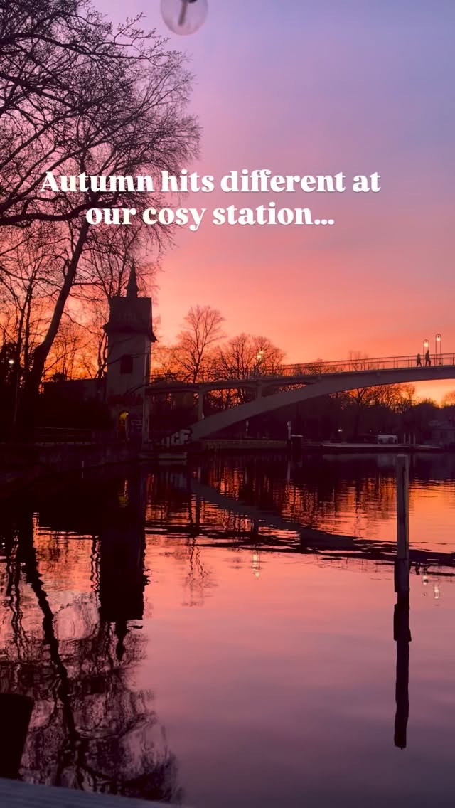 Welcome to Autumn at Badedampfer 🍁🍂
When the evenings come in, the fairy lights glow a little warmer, the incense weaves through the air, and the scent of Glühwein fills our special place on the water.
Our crew moves through the station - filling the tubs with steaming hot water, stoking the wood fires on board, getting everything ready for our guests to experience Berlin’s coziest autumn activity.
This isn’t just a place that stays open all year round — this is the season made for Badedampfer.
Come see how magical it feels when the city slows down and the steam rises from the water. 🍂🚤🕯️
#Badedampfer #BerlinAutumn #CozySeason #HotTubBoats #BerlinVibes #HerbstinBerlin #thingstodoinberlin