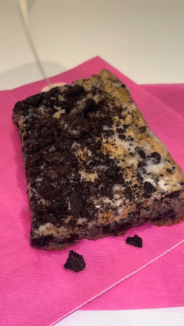 MONDAY MORNING
They are finally here😩✨Cookies n Cream Brownies just hit the menu! Soft, cakey, and loaded with crushed cookies. Preorder now👉🏽 www.ahnaskitchen.com
.
.
.
#vegaseats #vegasfoodie #ghostkitchen