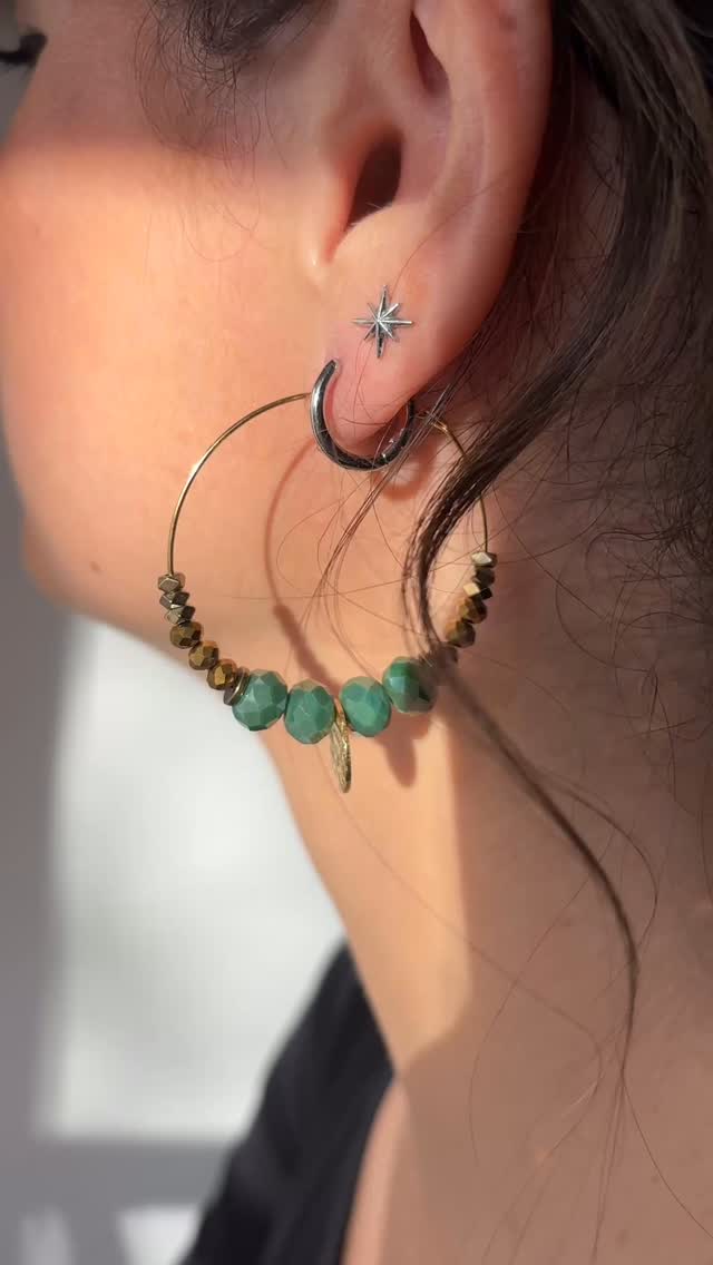 La collection de Noël est en préparation ! 🤩
Ma dernière création ✨Et comme j’adore leurs perles de verre à facettes et perles de métal qui reflètent si joliment la lumière, j’en ai aussi fait une version en perles rouges et bleues ! Idéales pour les fêtes non ?
Merci à Sabrina, modèle d’exception 🥰
#handmade #bijoux #bijouxdorés #bijouxcolorés #bijouxcréateur #bijouxfaitmain #handmadejewelry #petitecreatrice #petitentreprise #createicefrancaise