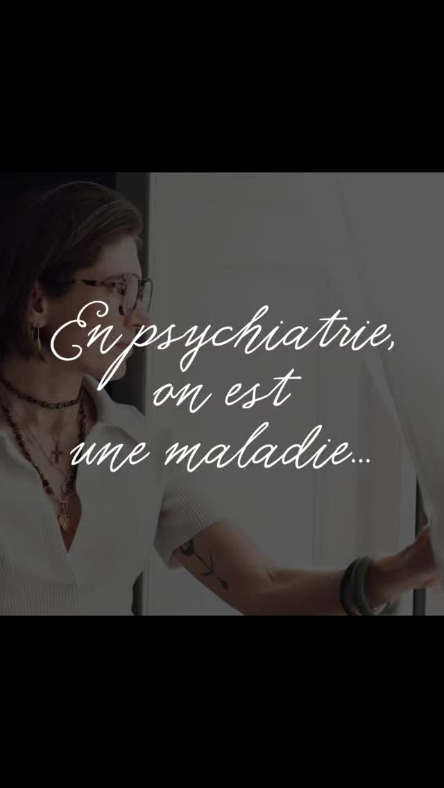 🧠 En psychiatrie, le langage a une puissance qu’on sous-estime.
Quand on dit “je suis bipolaire”, “je suis borderline”, “je suis TDAH”, le trouble devient une identité.
Et le jour où l’état change, tout vacille.
On ne est pas une maladie mentale, pas plus qu’on ne est un diabète ou une fracture.
On a une atteinte, on traverse un épisode, on compose avec une vulnérabilité.
Les mots que nous choisissons déterminent la qualité du soin, la possibilité d’évoluer, et la manière dont la société regarde la santé mentale.
Parler autrement, c’est déjà soigner.
#santémentale #psychiatrieintégrative #psychologie #neurodiversité #stigmatisation #motsquisoignent #psychiatrie #bienveillance #changementdevocabulaire #psychologieclinique
