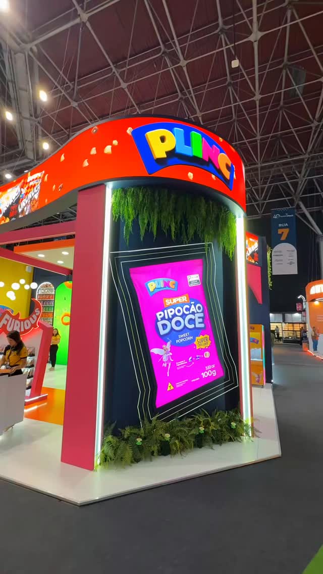 A Plinc marcou presença com um estande que chamava atenção de longe: moderno, vibrante e cheio de personalidade. E cada detalhe desse espaço teve o toque da Café c/ Design.
Da criação da identidade visual à concepção de toda a experiência no estande, desenvolvemos um projeto completo: sinalização, folhetos, vídeos, embalagens, uniformes e até máquinas interativas de brindes, que viraram sucesso entre o público. Tudo pensado para traduzir o universo leve e divertido da marca, reforçando seu posicionamento como um salgadinho cheio de sabor e atitude.
Mais do que um espaço bonito, o estande da Plinc foi uma experiência de marca e nós tivemos o prazer de dar forma a cada pedaço dela.