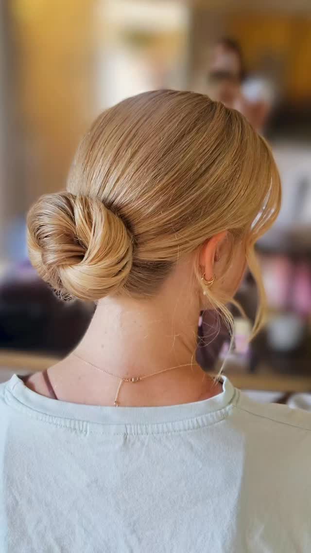💛 Bridesmaids rocking different styles of buns this year 💛
Working with the amazing @afinishingtouchuk
#makeupartist #weddinghair #bridesmaidhair #bridesmaids #weddingmakeupartist #weddingmorning #weddingmakeupartist #bridalmakeupartist #weddingsupplier #hairinspo #weddinghairinspo #weddinginspo #sianmccauleycosmetics #hairandmakeupartist #hairbun #hair #hairinspo
