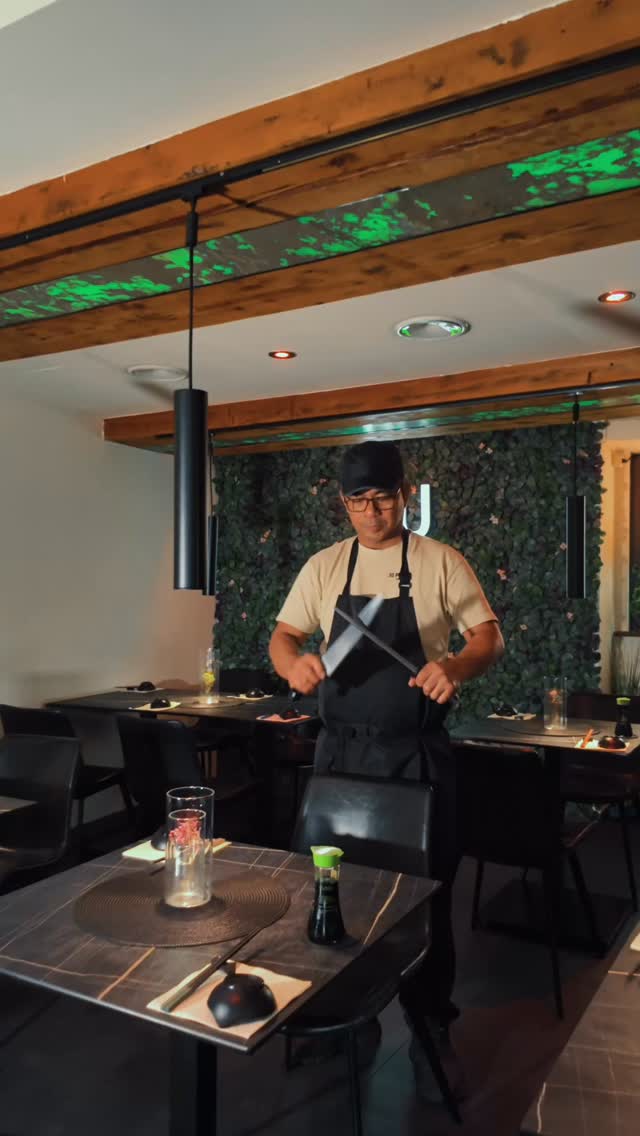 Vom Lockdown zum Top Sushi & Grill Restaurant .
Das KUGO startete während des COVID-Lockdowns – als Zeichen des Mutes und der Liebe zur Kulinarik.
Was mit Take-away-Boxen begann, wurde schnell zu einem der beliebtesten Treffpunkte für Genießer in der Region.
Heute steht KUGO Sushi & Grill für Innovation, Qualität und eine neue Art von Sushi-Kultur in Baden-Württemberg.
✨ Für alle, die kein Sushi essen:
Bei uns gibt’s jetzt auch leckere Reisgerichte, Udon-Nudeln, zartes Rinderfilet, gegrillten Oktopus, gegrilltes Lachsfilet und vieles mehr 🍜🥢
👉 Also auch für die Nicht-Sushi-Esser ist bestens gesorgt! 😋
🍜 Und bald: Ramen.
Wir ruhen uns nicht aus – bald erweitern wir unsere Karte um handgemachte Ramen.
Aromatische Brühen, hausgemachte Nudeln, Leidenschaft in jeder Schale.
👉 Stay tuned.
#sushi #sushilover #sushitime #sushilife #sushibar #sushilovers #sushiporn
#nigiri #sashimi #sushichef #sushimaster #japanesecuisine #sushilove
#instasushi #sushifood #sushiparty #sushigram #sushilifestyle #sushideluxe #regionalgenießen #regionaleküche #blackforestfish #schwarzwaldsushi