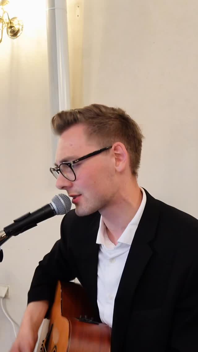 (Live) Weisse Haare an der Gitarre 🎸
#weissehaare#floriankünstler#freietrauung#hochzeitssänger