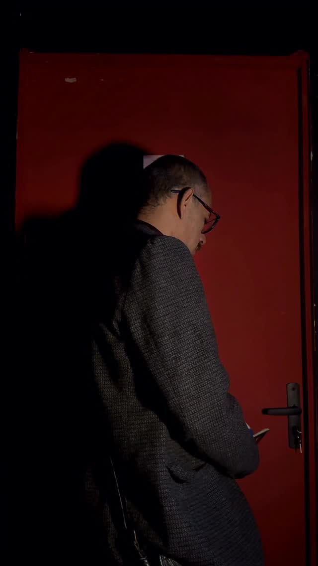 🎭 Hoje tem sessão!
E o ator @oscarcalixto foi flagrado nos bastidores, pronto pra entrar em cena em mais uma noite de “Limítrofe”.
O espetáculo foi prorrogado, mas já estamos nas últimas semanas da temporada. Se você ainda não assistiu, essa é a hora de garantir o seu ingresso no Sympla. 🎟️
💛 “Limítrofe” é uma obra potente que mergulha no universo das emoções humanas, misturando humor, drama e poesia pra falar sobre saúde mental.
🌟 Sucesso de crítica e público, o espetáculo segue em cartaz até 9 de novembro no Teatro Dulcina!
📍Teatro Dulcina - @amigos_do_dulcina (ao lado do Metrô Cinelândia)
🗓️ Até 9 de novembro
⏰ Qui a sáb | 19h — Dom | 18h
🎟️ Ingressos no Sympla (link na bio) ou no app Meu Vivo
💜 50% de desconto pra clientes Vivo